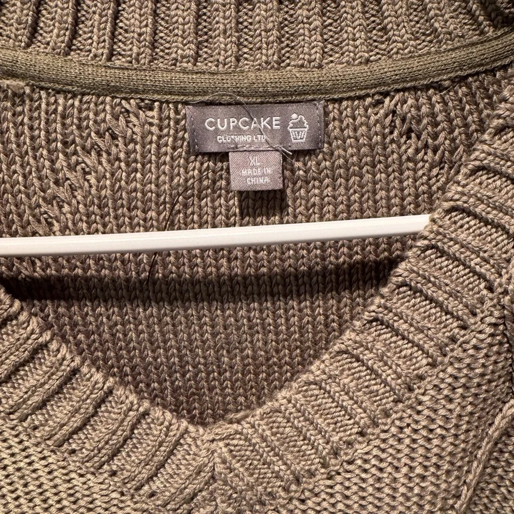 Women's V-Neck Sweater - Olive Green‎